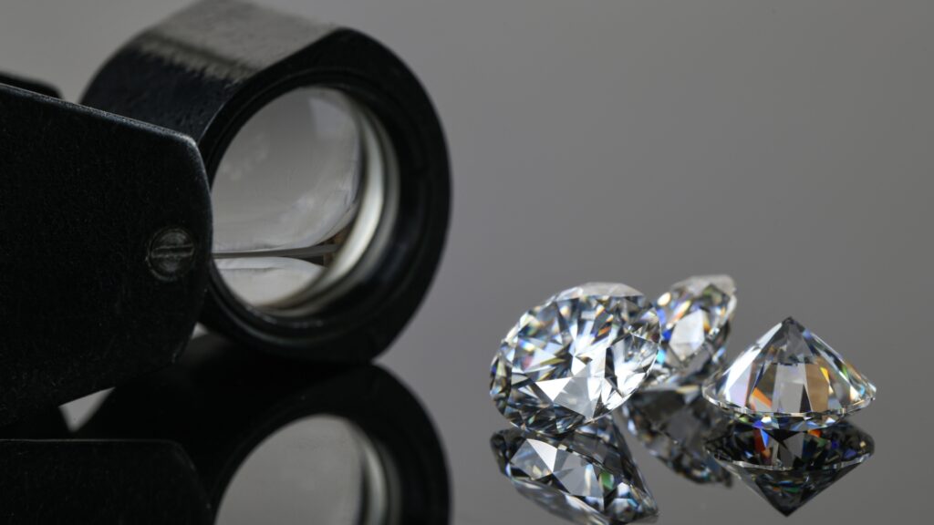 Planerar ni att välja vigselring? Upptäck den ultimata guiden till platina eller guld samt labodlade diamanter. Hitta den perfekta symbolen för er kärlek med Nordic Luxury Guide Magasinet.