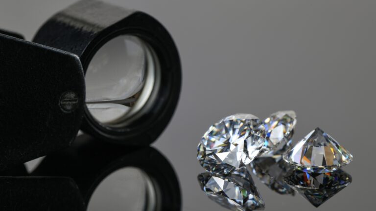 Planerar ni att välja vigselring? Upptäck den ultimata guiden till platina eller guld samt labodlade diamanter. Hitta den perfekta symbolen för er kärlek med Nordic Luxury Guide Magasinet.