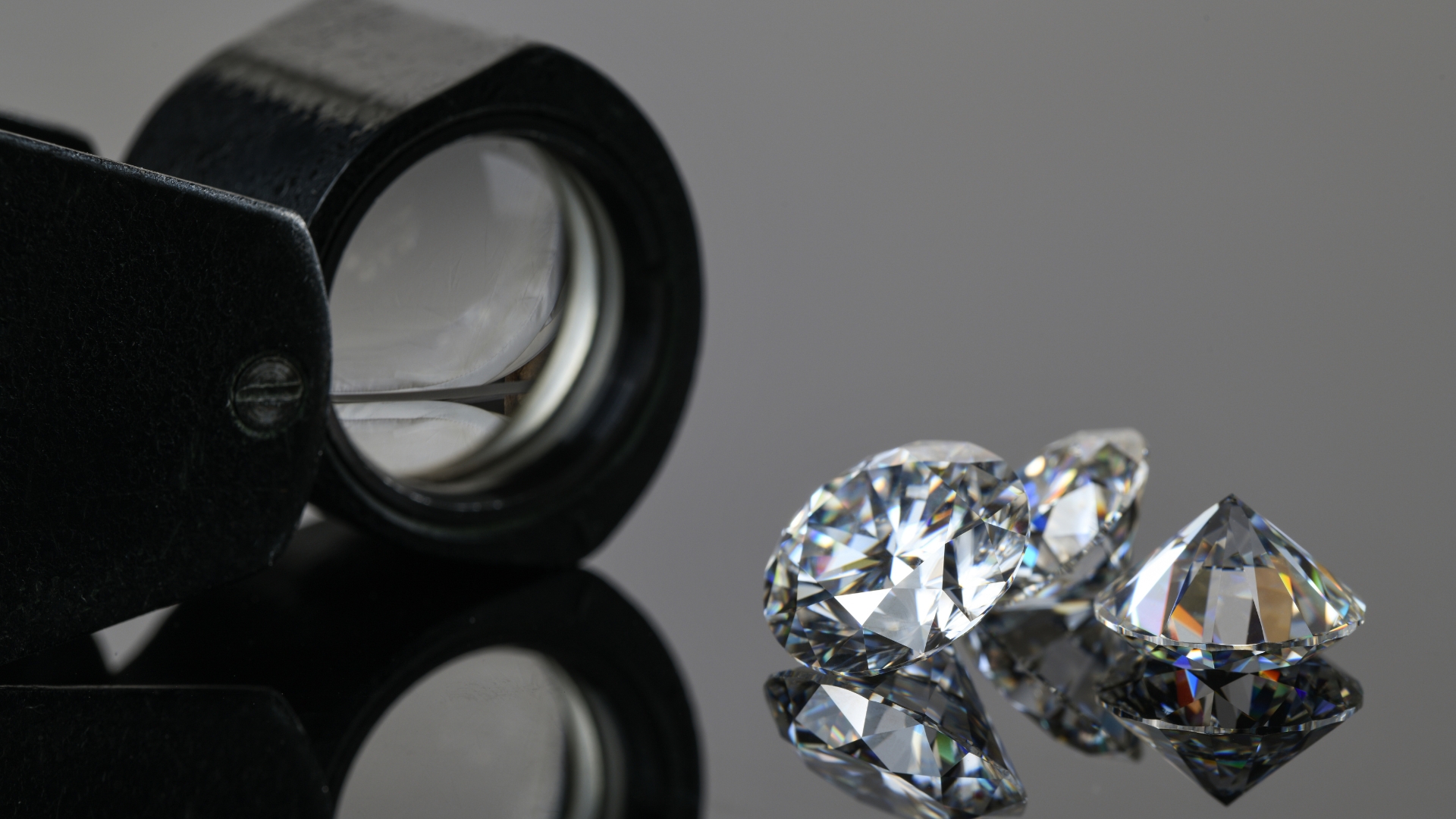 Planerar ni att välja vigselring? Upptäck den ultimata guiden till platina eller guld samt labodlade diamanter. Hitta den perfekta symbolen för er kärlek med Nordic Luxury Guide Magasinet.