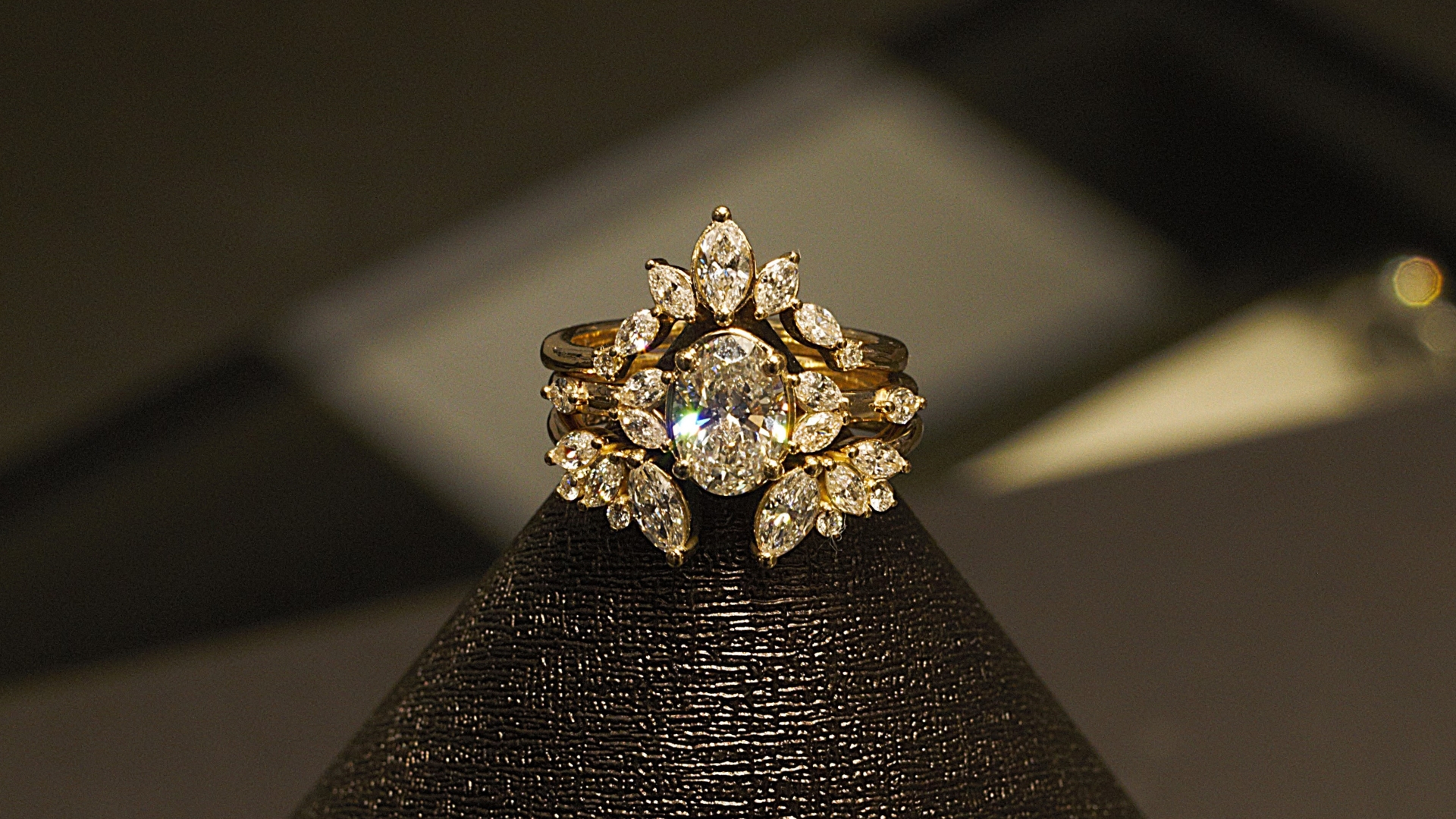 En lyxig färdigställd diamantring i guld, elegant presenterad på en matt svart bakgrund - Nordic Luxury Guide - Din exklusiva guide till lyxbröllop och premiumsmycken