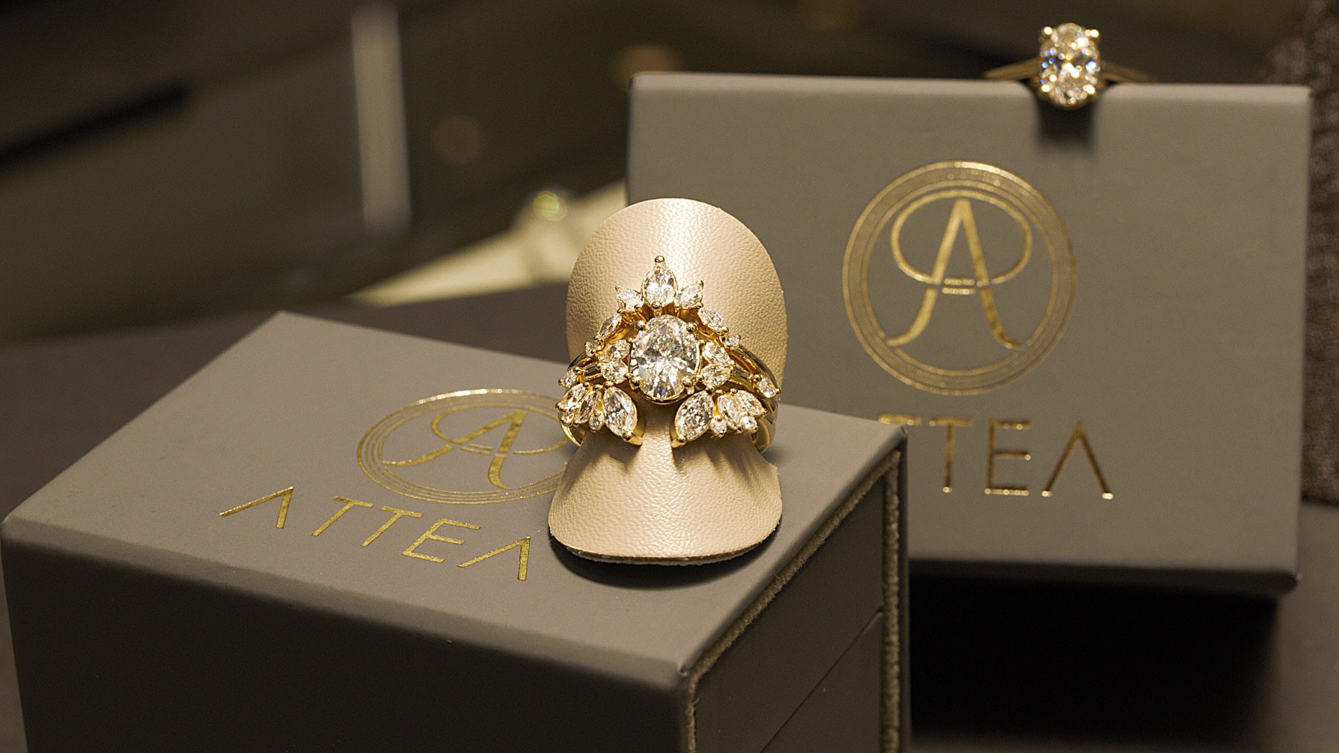 En lyxig färdigställd diamantring i guld, elegant presenterad på en matt svart bakgrund.